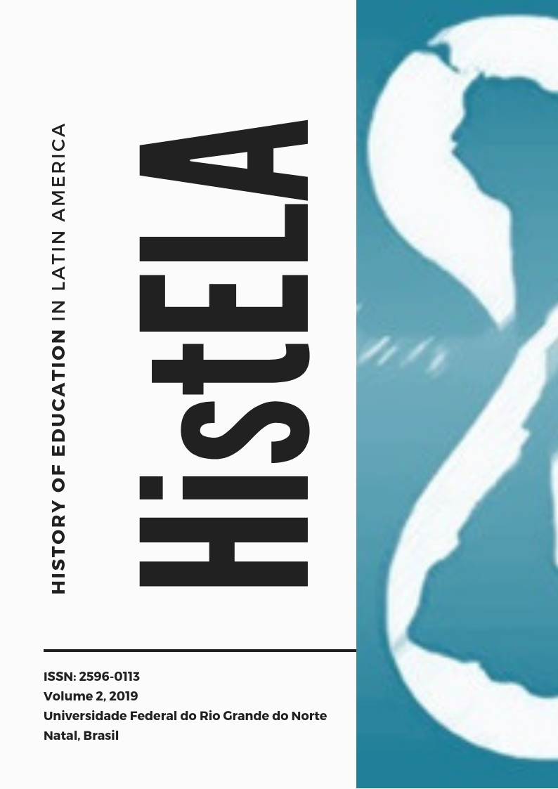 Capa da Revista em tons de azul e branco e letras pretas. No lado direito há uma imagem de dois mapas da América Latina, um virado para cima e outro para baixo,  formando a imagem de uma ampulheta.