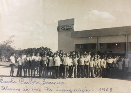 Alunos do Grupo Escolar Carlota Barreira na Inauguração (1968)